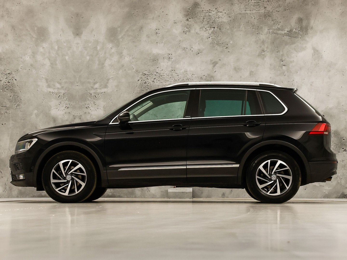 Volkswagen Tiguan 1.5 TSI ACT Highline 150Pk Automaat (VIRTU, 12 maanden, Zwart, Adaptive Cruise Control, SUV of Terreinwagen