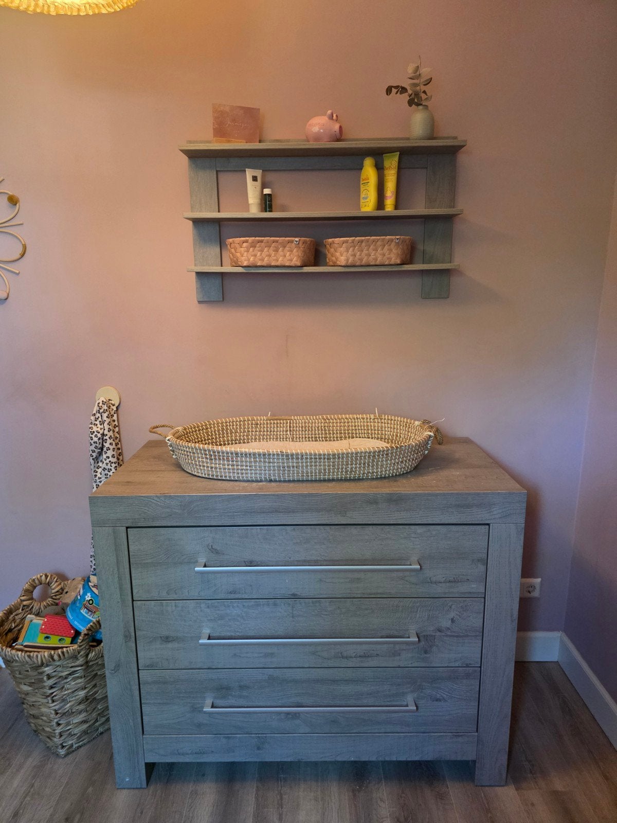 Foto 2 van Commode met 3 lades en bijpassende wandplank