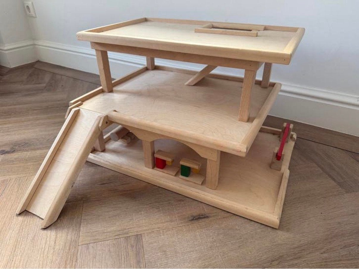 Houten speelgoed garage Playwood, Kinderen en Baby's, Speelgoed | Houten speelgoed, Ophalen, Zo goed als nieuw