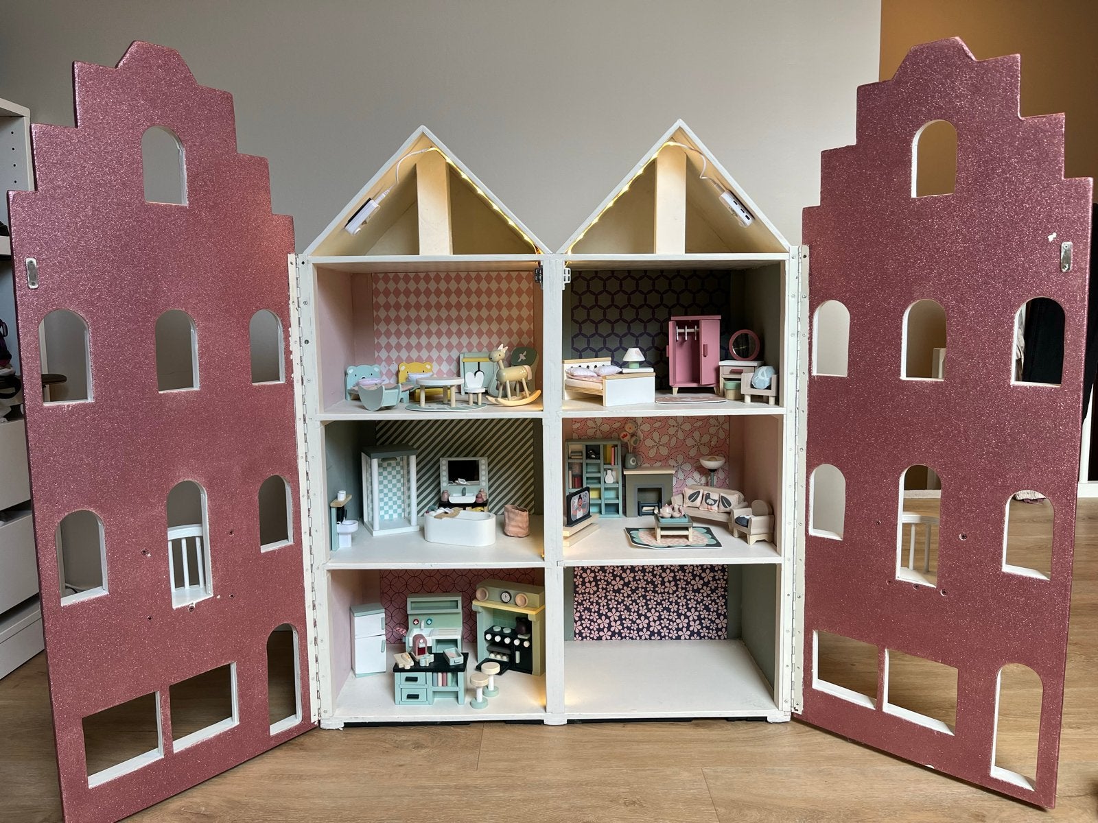 Glitterroze Poppenhuis Grachtenpand volledig ingericht!, Ophalen, Zo goed als nieuw, Poppenhuis