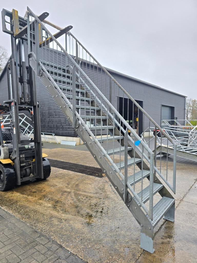 Stalen trap gegalv hoog 2.8mtr nob179, Doe-het-zelf en Verbouw, Ladders en Trappen, Ophalen, Zo goed als nieuw, Trap, 2 tot 4 meter