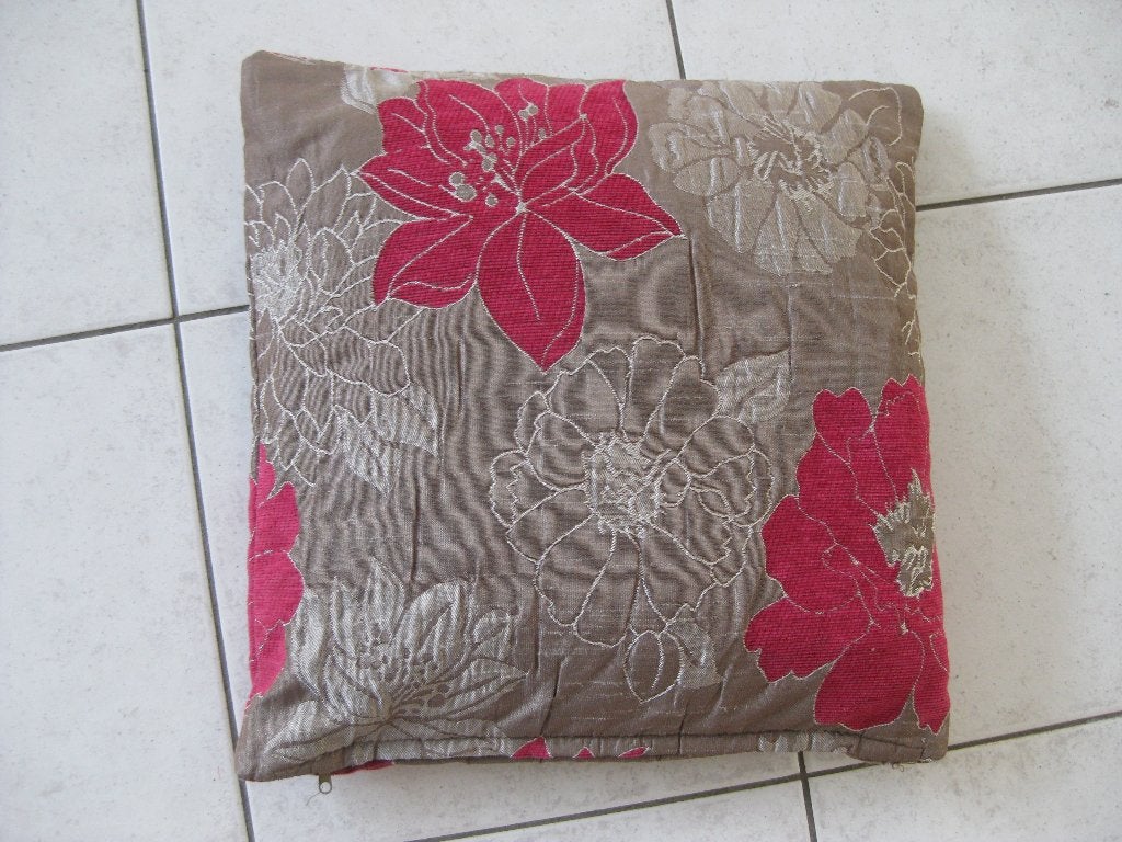 1 taupe/fuchsia bloemen kussen hoezen 40 x 40 cm, Huis en Inrichting, Woonaccessoires | Kussens, Ophalen of Verzenden, Zo goed als nieuw