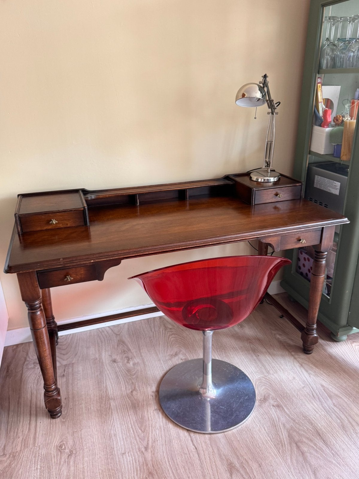 Klassiek houten vintage bureau met laden, Ophalen of Verzenden, Zo goed als nieuw, 25 tot 50 cm, Rechthoekig