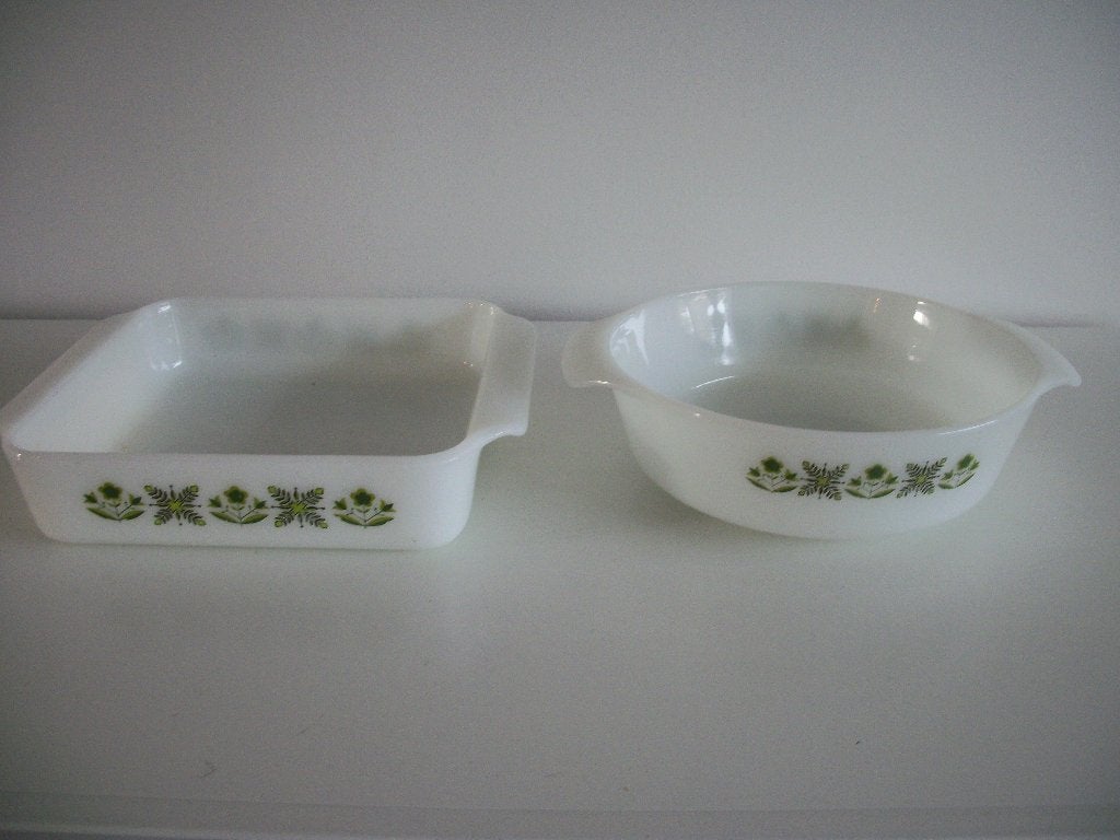 2x Schaal Anchor Hocking Wit met Groen - zgan - per stuk, Huis en Inrichting, Overige merken, Vintage, Ophalen of Verzenden, Glas