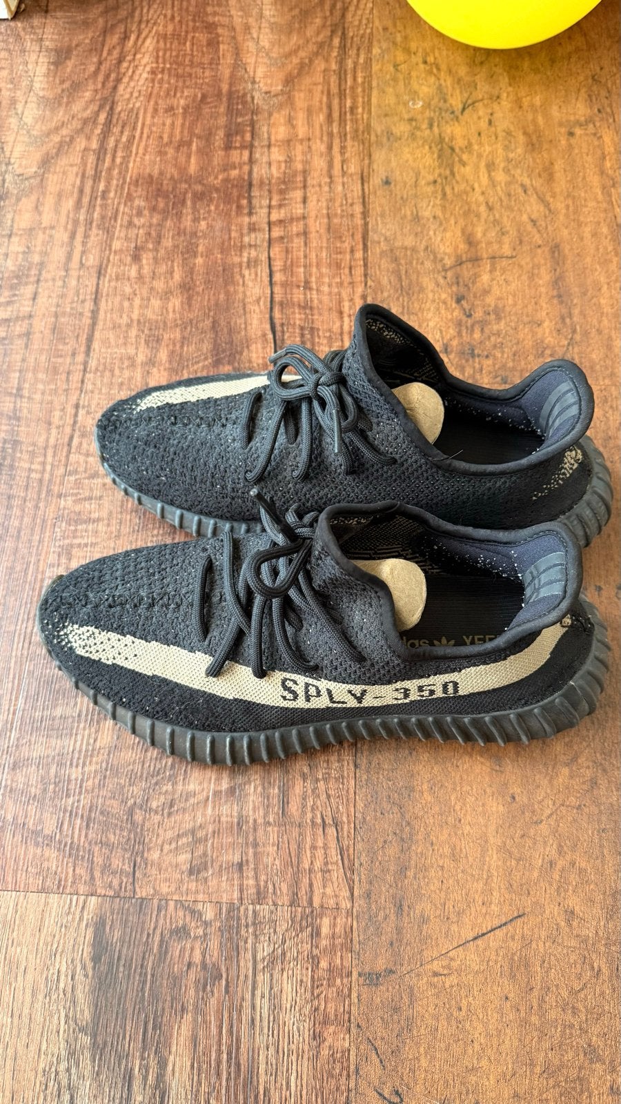 Yeezy 350 Boost maat 42, Ophalen of Verzenden, Gedragen, Zwart, Sneakers of Gympen
