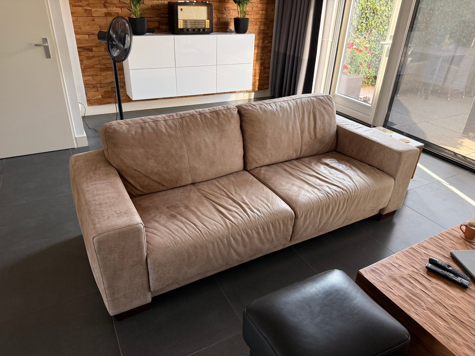 Bankstel beige nubuck leer 225 x 90 cm, Huis en Inrichting, Banken | Bankstellen, Ophalen, Gebruikt, Driepersoons, Rechte bank