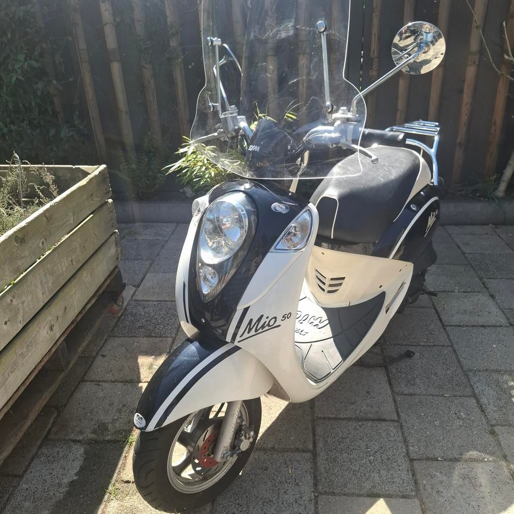 Sym Mio 50cc Scooter uit 2011 - Wit/Zwart, Gebruikt, Maximaal 45 km/u, Benzine, Ophalen