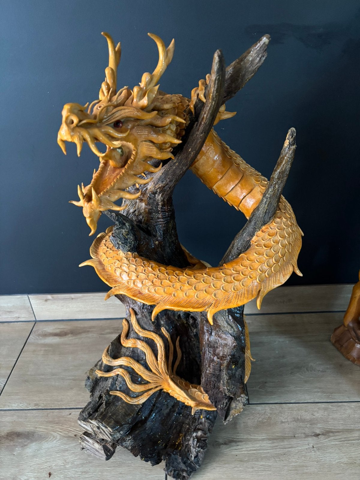 Te koop houtsnijwerk draak op stam, Ophalen, Zo goed als nieuw