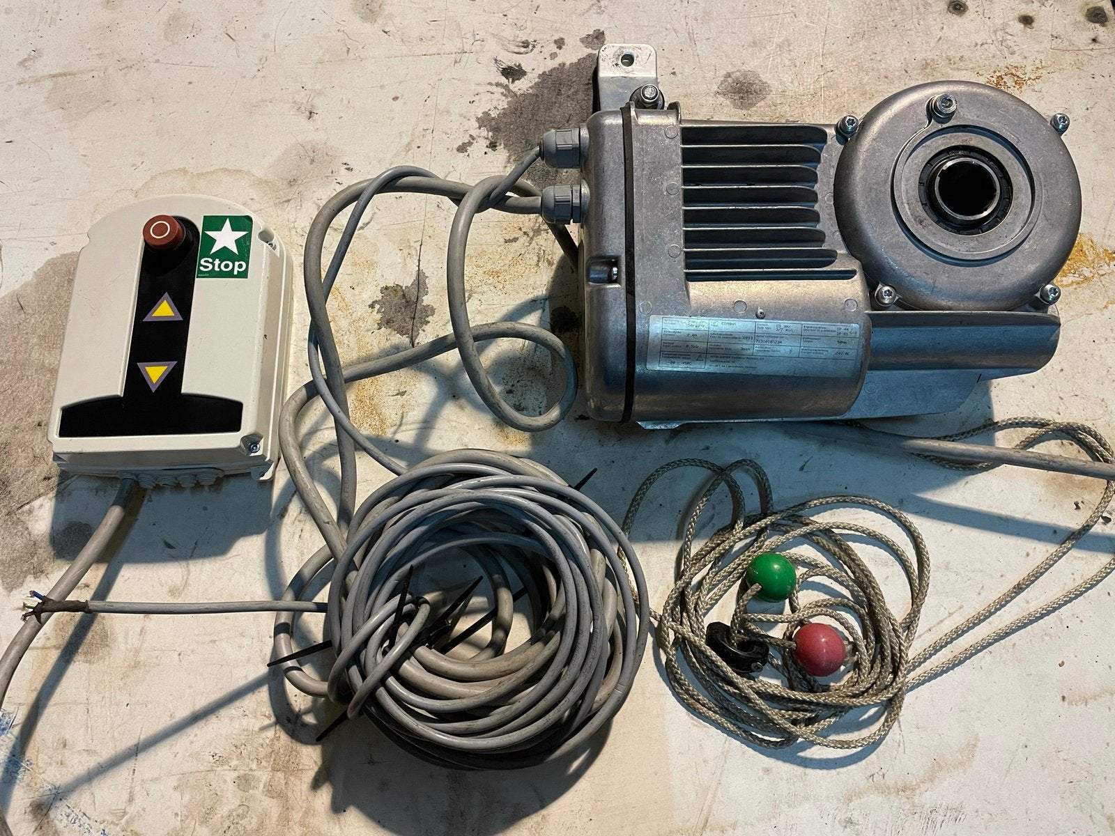 Opsteekmotor voor garage en industriedeuren, Ophalen, Garagedeur, Vouwdeur, Kunststof