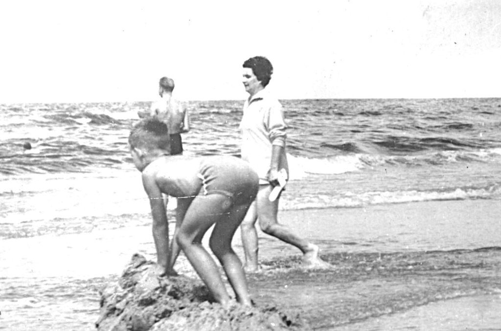 949027 Bloemendaal aan Zee NH strand badmode  Onbeschreven, Ophalen of Verzenden, 1960 tot 1980, Ongelopen, Noord-Brabant