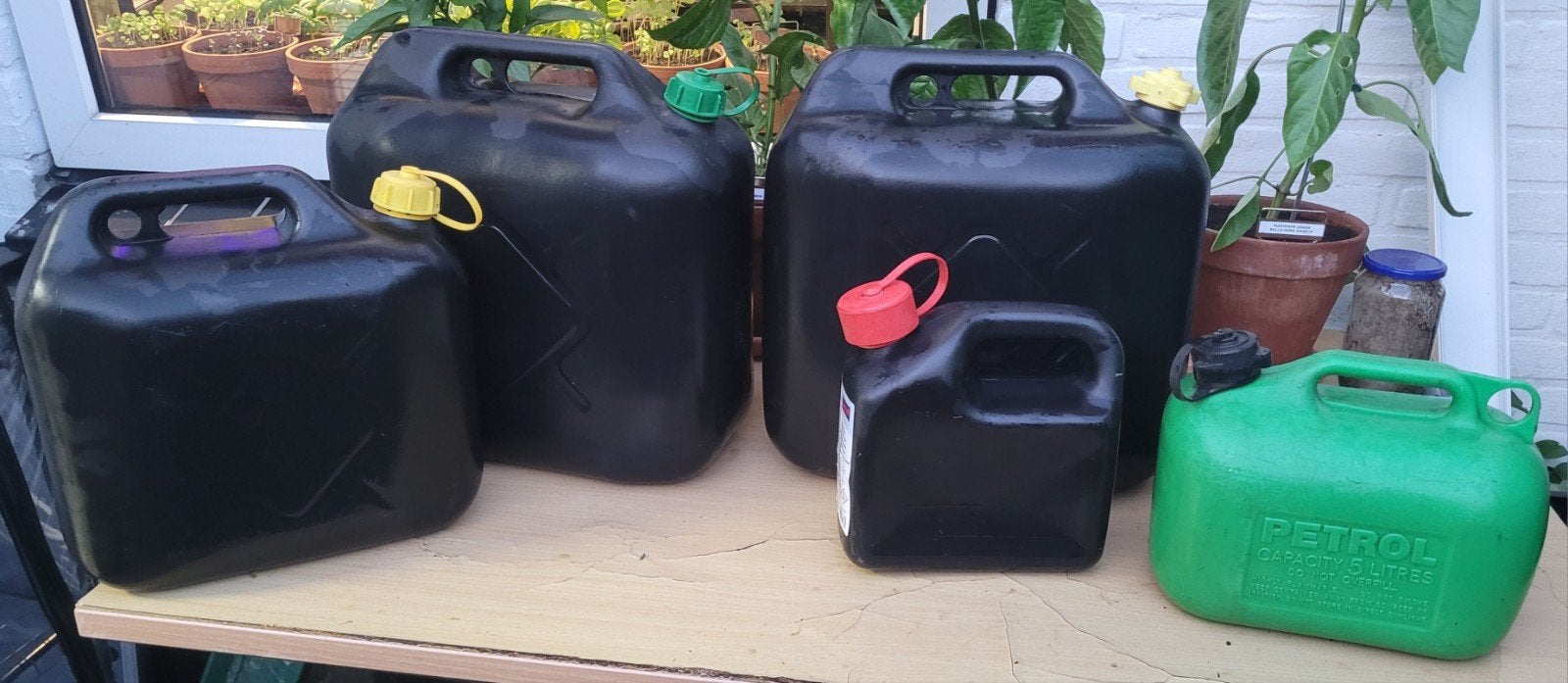 Diverse jerrycans, Ophalen, Gebruikt