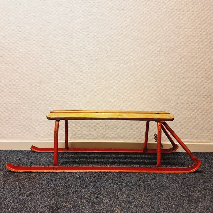 Vintage Slee met Metalen Frame & Houten Zitvlak (Rood)