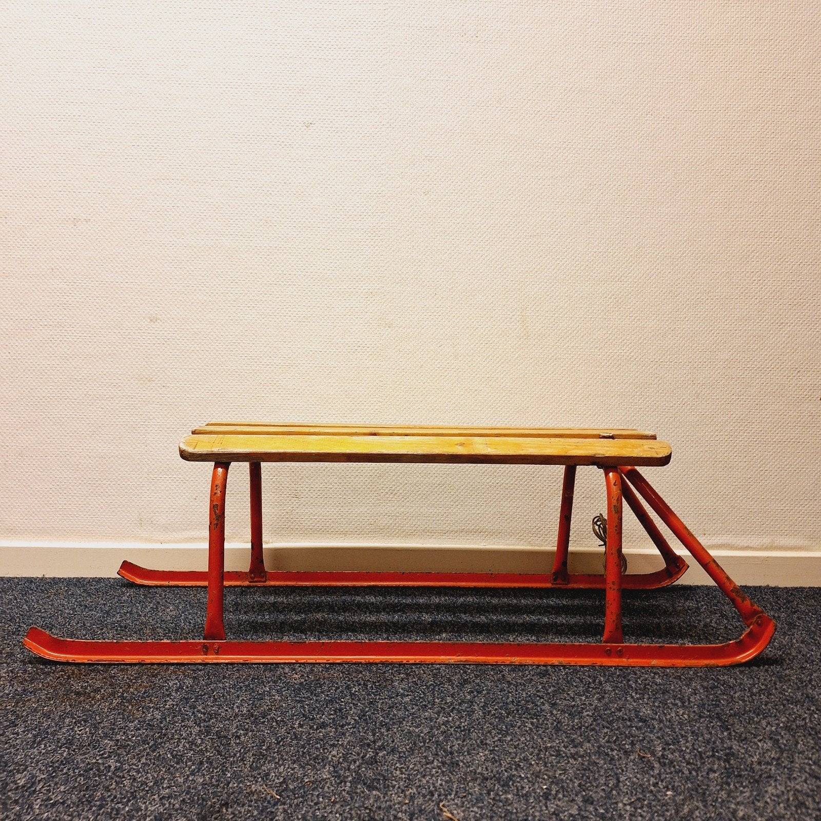 Vintage Slee met Metalen Frame & Houten Zitvlak (Rood), Gebruikt, Niet van toepassing, Niet van toepassing, Ophalen of Verzenden