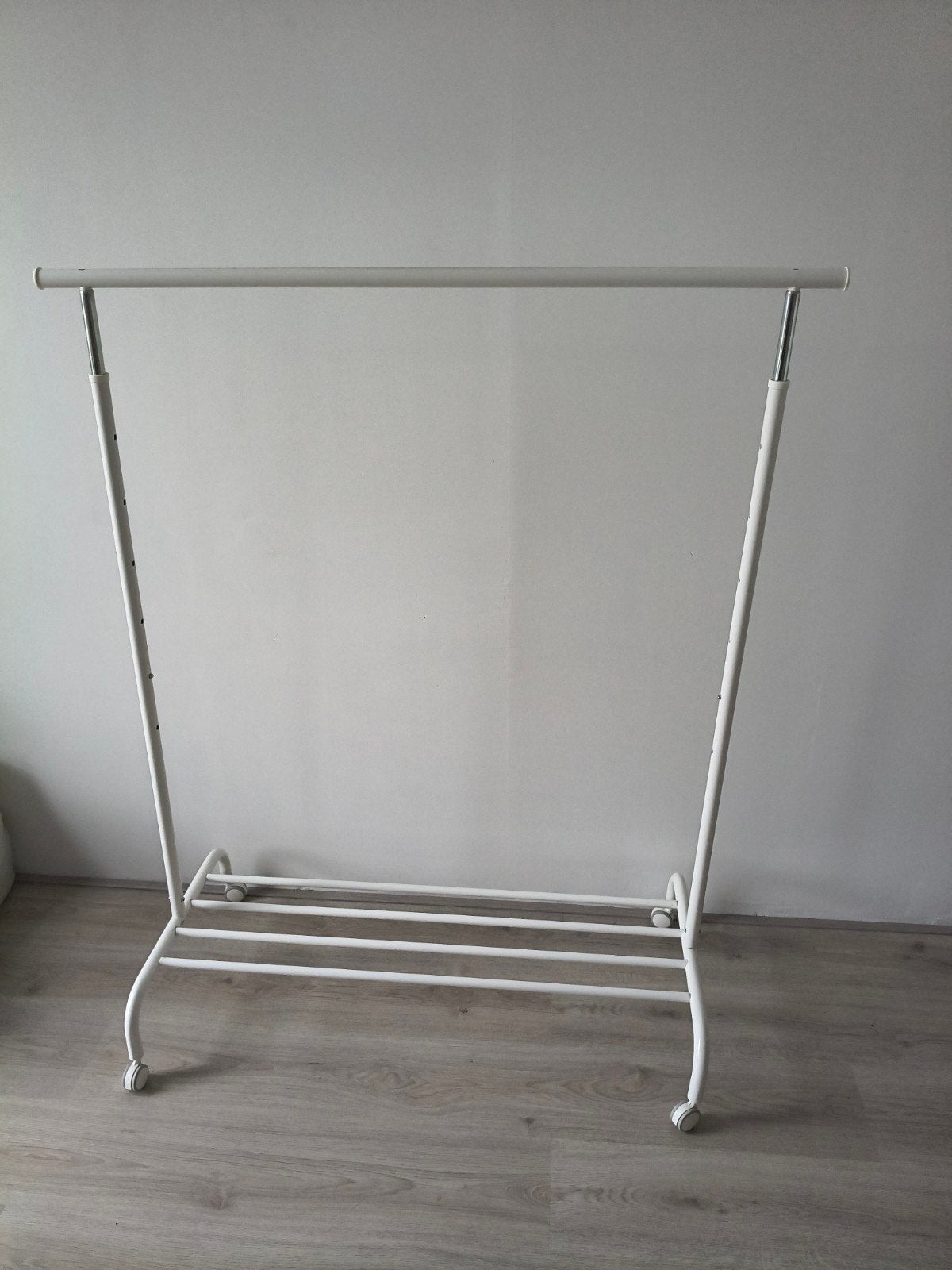 3x IKEA Rigga kledingrekken met 100 houten kledinghangers, Kleding | Dames, Kledingrekken, Ophalen, Met wielen, Zo goed als nieuw