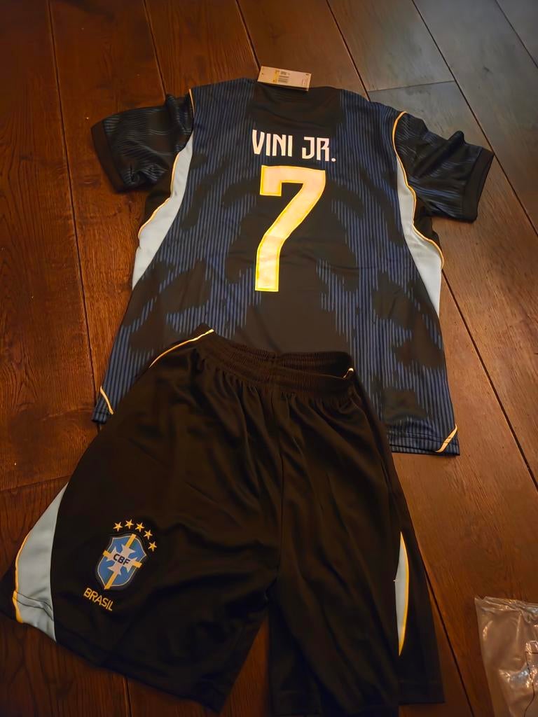 Brazilië voetbalsetje Vini Jr. maat 98 t/m S, Set, Nieuw, Ophalen of Verzenden, .