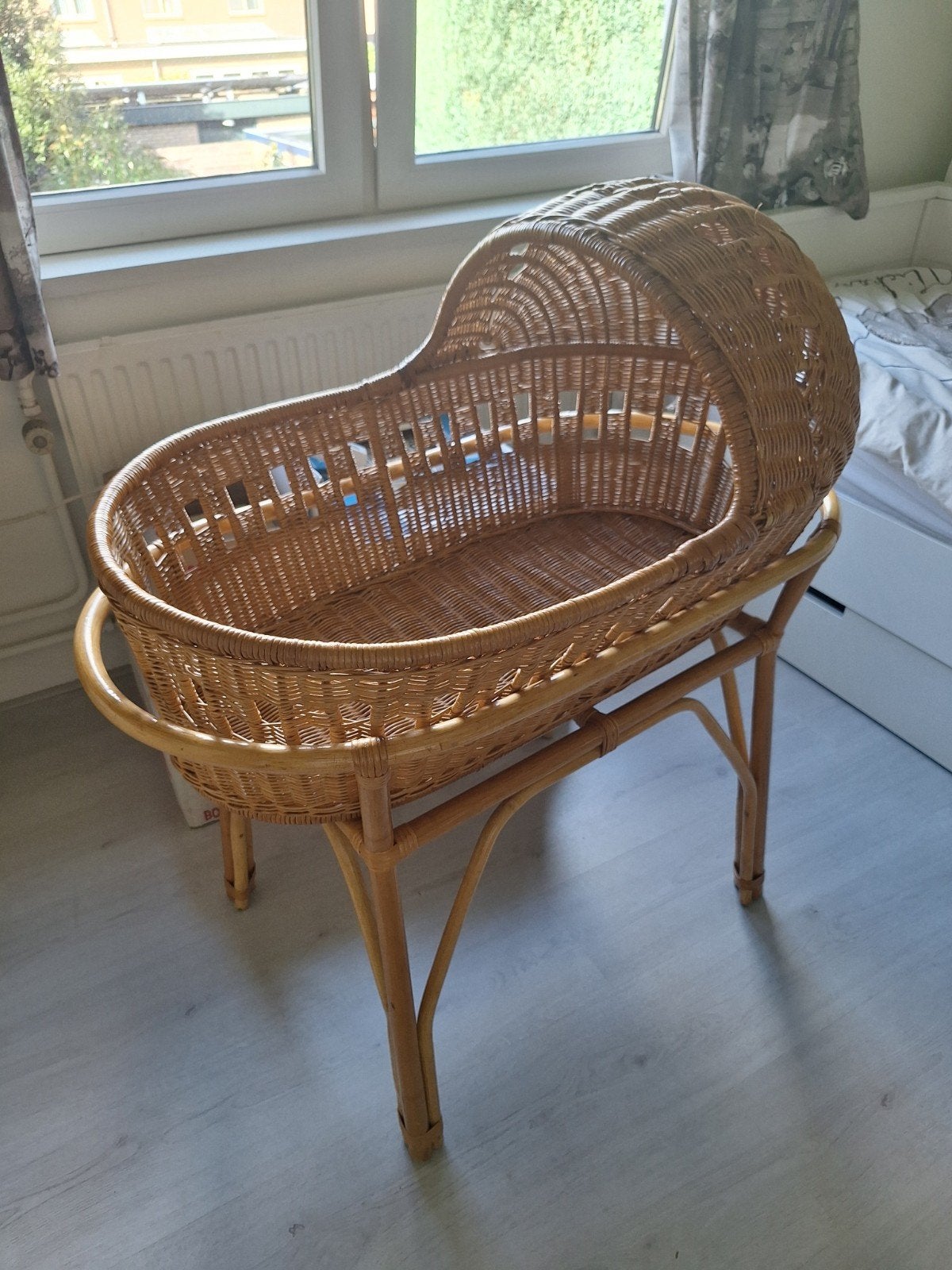 Rotan wieg met onderstel, Ophalen, Zo goed als nieuw, Wieg