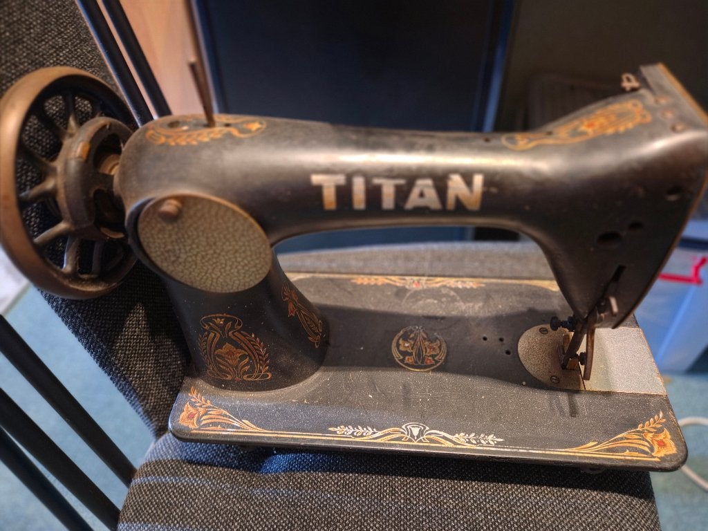 Oud naaimachine merk titan, Antiek en Kunst, Ophalen of Verzenden