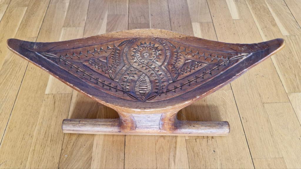 Stoeltje van Surinaams hout met houtsnijwerk, Ophalen, Hout