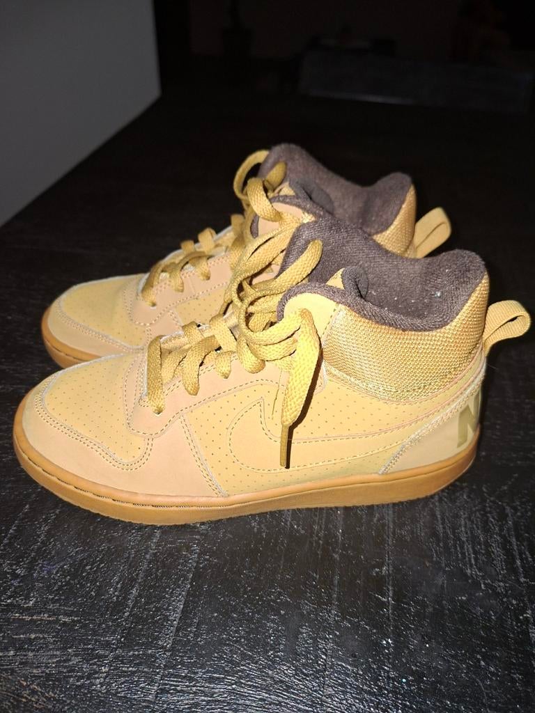 Nike Court Borough Mid Winter maat 35,5, Ophalen of Verzenden, Schoenen