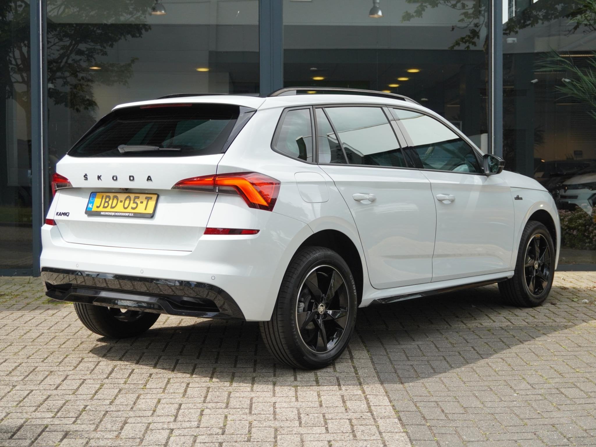 Skoda Kamiq TSI 110 DSG Monte Carlo AUTOMAAT / PANO / STOELV, Auto's, Gebruikt, Wit, 3 cilinders, Kamiq