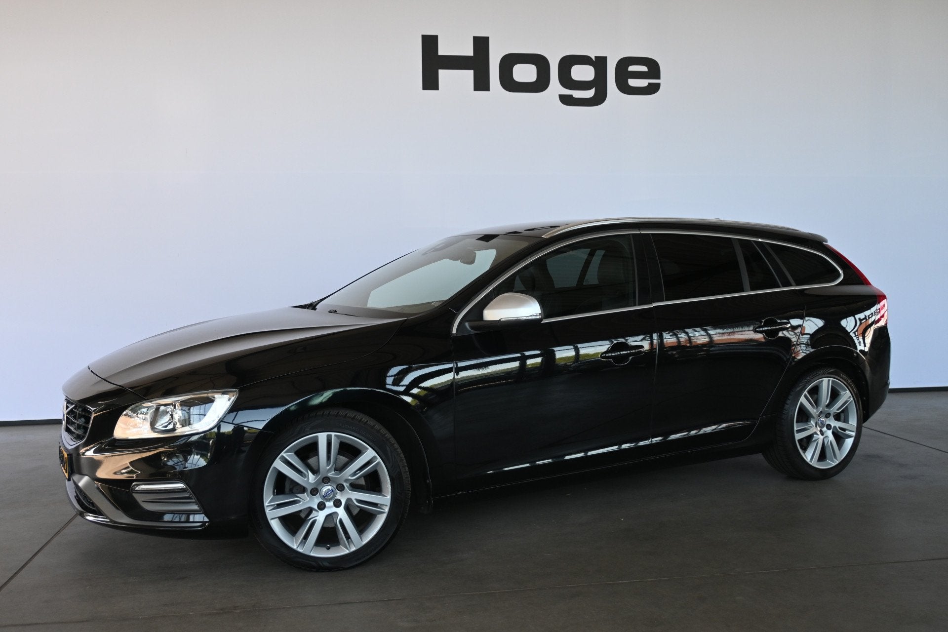 Volvo V60 2.0 D3 Nordic R-Design Automaat Clima Trekhaak Nav, Auto's, Gebruikt, 4 cilinders, Zwart, Origineel Nederlands
