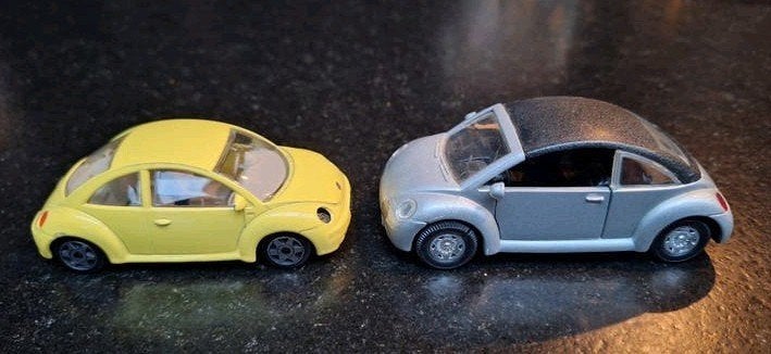 2x  Volkswagen New Beetle, geel en metallic grijs., Ophalen of Verzenden, Zo goed als nieuw, Auto, Overige merken