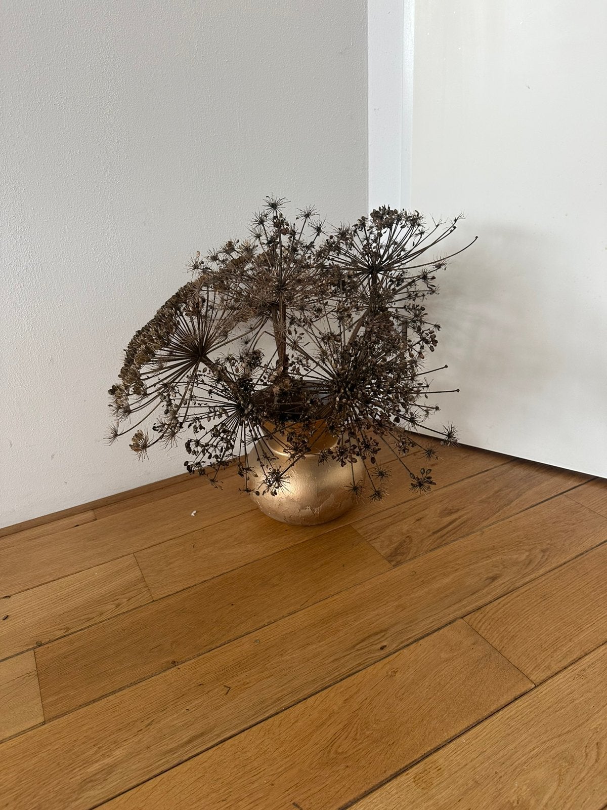 Goudkleurige vaas met berenklauwen., Ophalen, Gebruikt, 25 cm, Inclusief droogbloemen