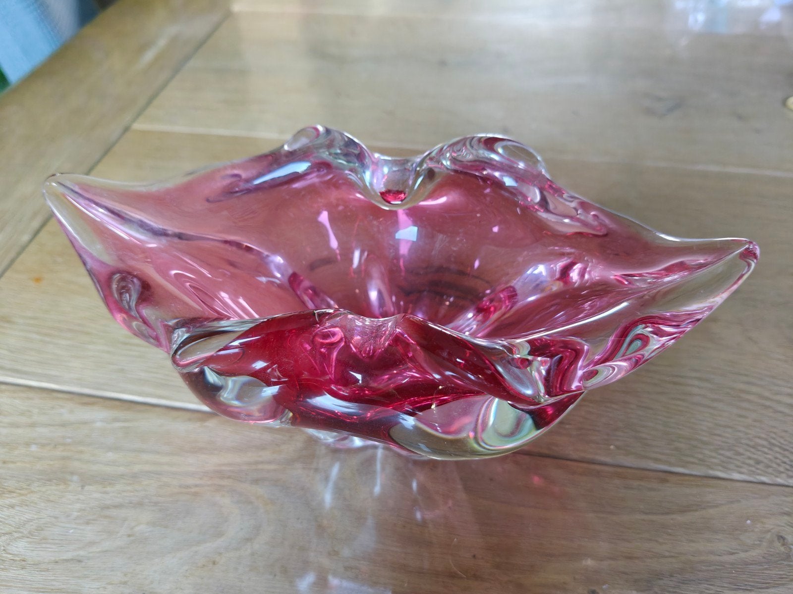 Glazen schaal/asbak roze bloemvorm hangemaakt, Antiek en Kunst, Ophalen of Verzenden