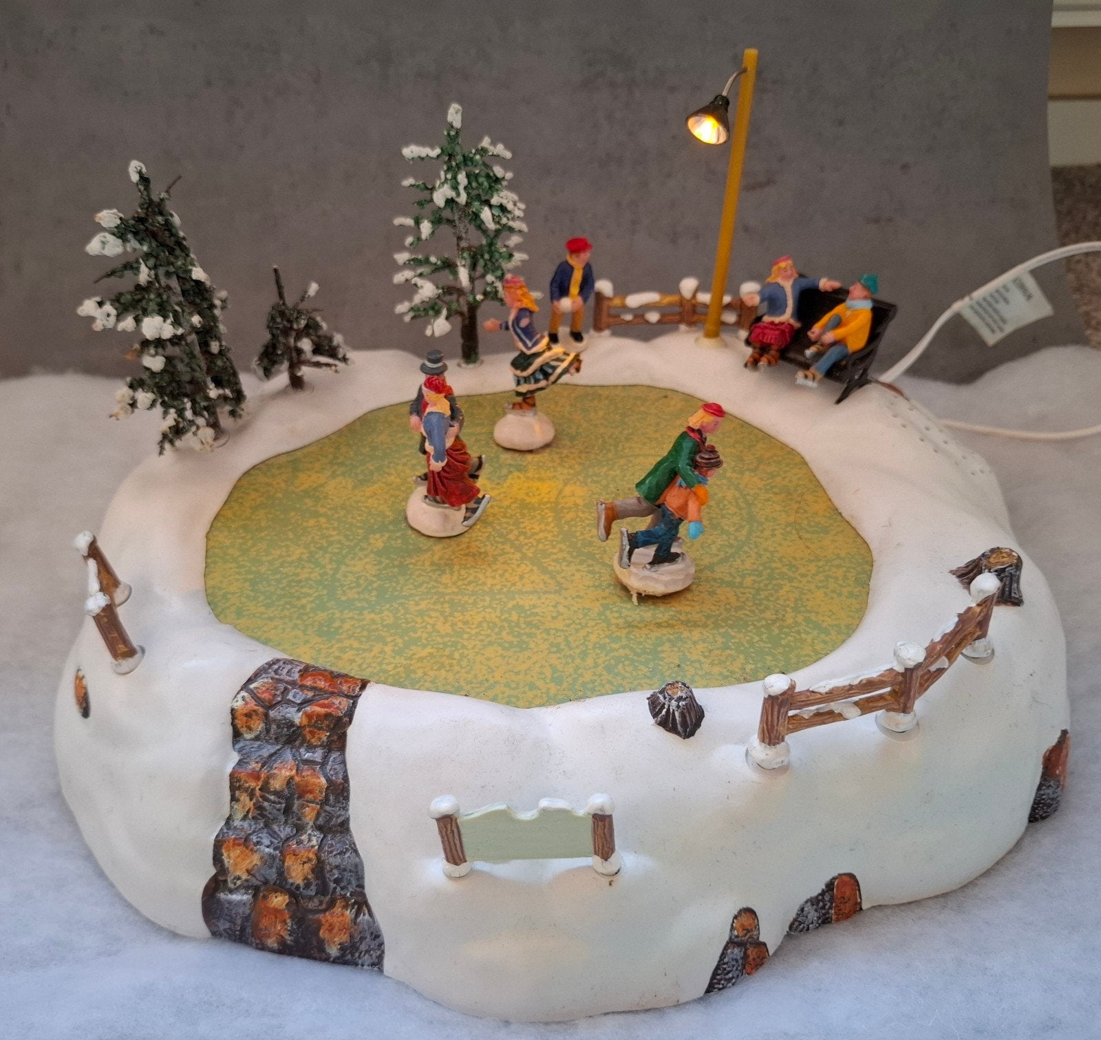 LEMAX High Meadow Skating Pond met licht & geluid, Ophalen of Verzenden, Gebruikt