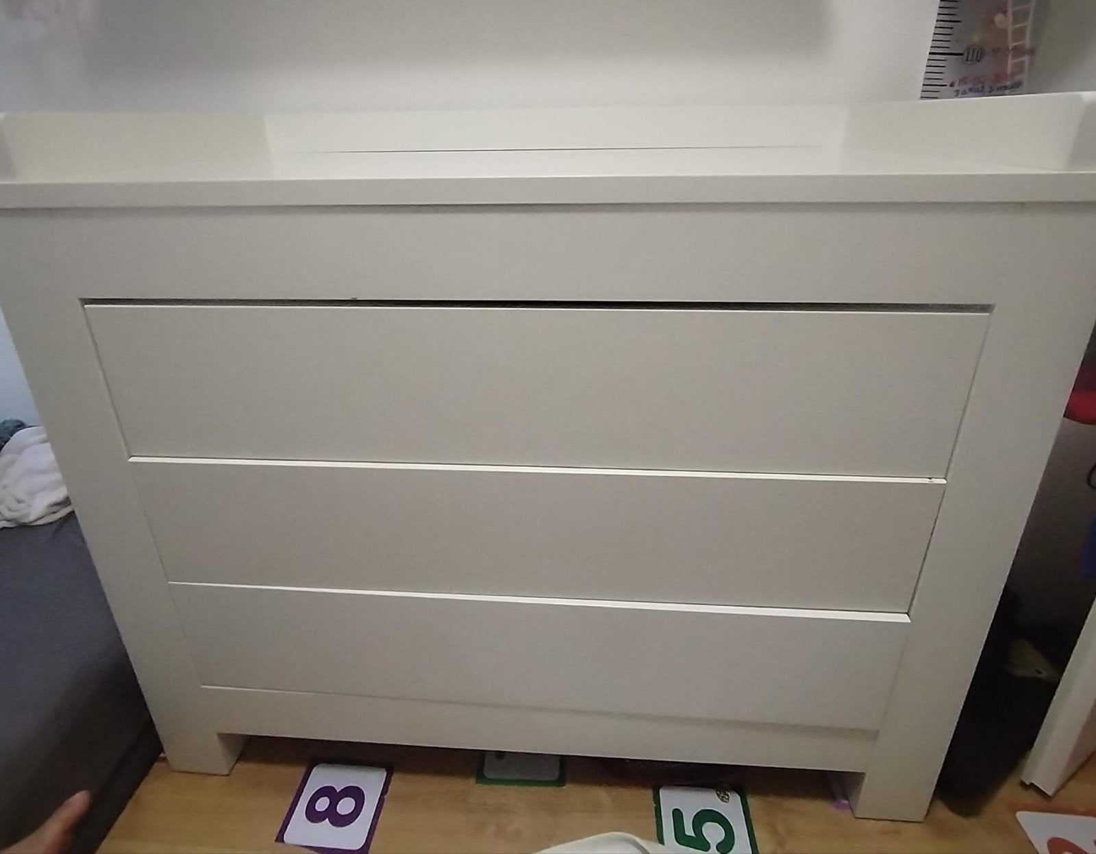 Gratis: Witte commode met 3 lades en opstaande rand, Ophalen, Gebruikt, 50 tot 70 cm, 100 cm of meer