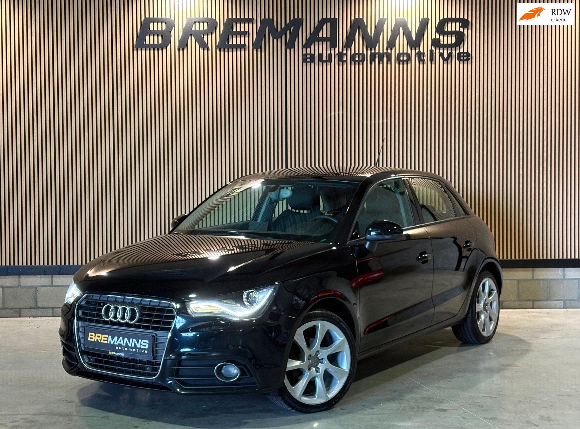 Audi A1 Sportback 1.2 TFSI / Stoelverwarming / LED / S-Line, Auto's, Voorwielaandrijving, Zwart, 4 cilinders, 4 stoelen