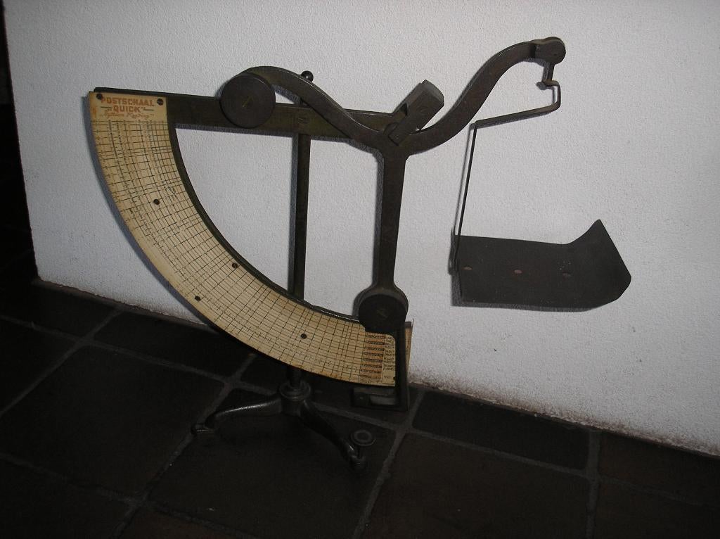 Postweegschaal - oud - deze geeft, de porto kosten aan, Ophalen of Verzenden