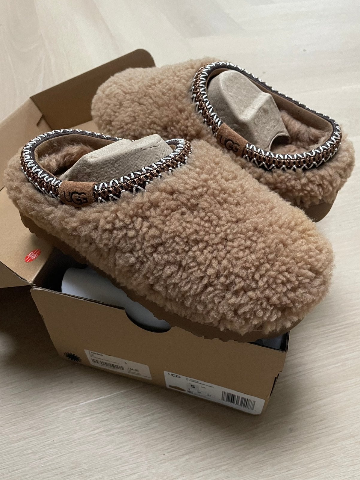 NIEUW UGG W Tasman Curly maat 5 (36), Kleding | Dames, Ophalen of Verzenden, Zo goed als nieuw, Pantoffels of Sloffen