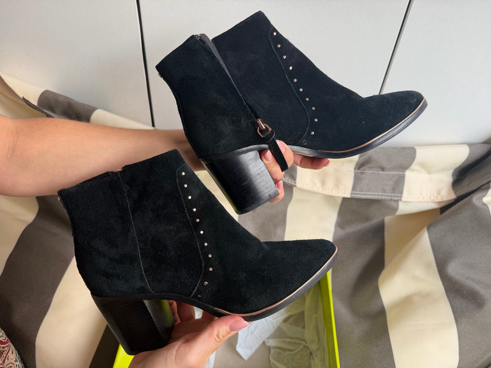 Ted Baker zwarte suède enkellaarsjes met studs, Ophalen, Zo goed als nieuw, Zwart, Lage of Enkellaarzen
