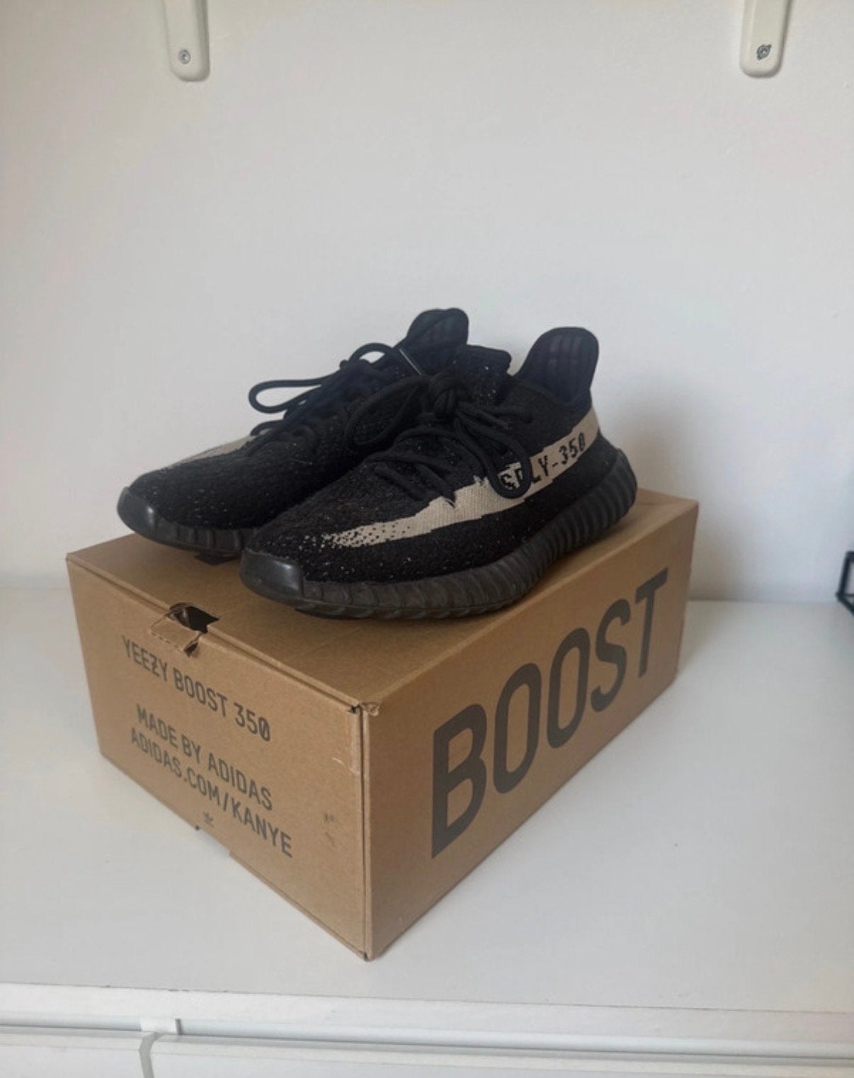 Adidas Yeezy Boost 350 V2 Core Black Red maat 39,5, Ophalen of Verzenden, Gedragen, Zwart, Sneakers of Gympen