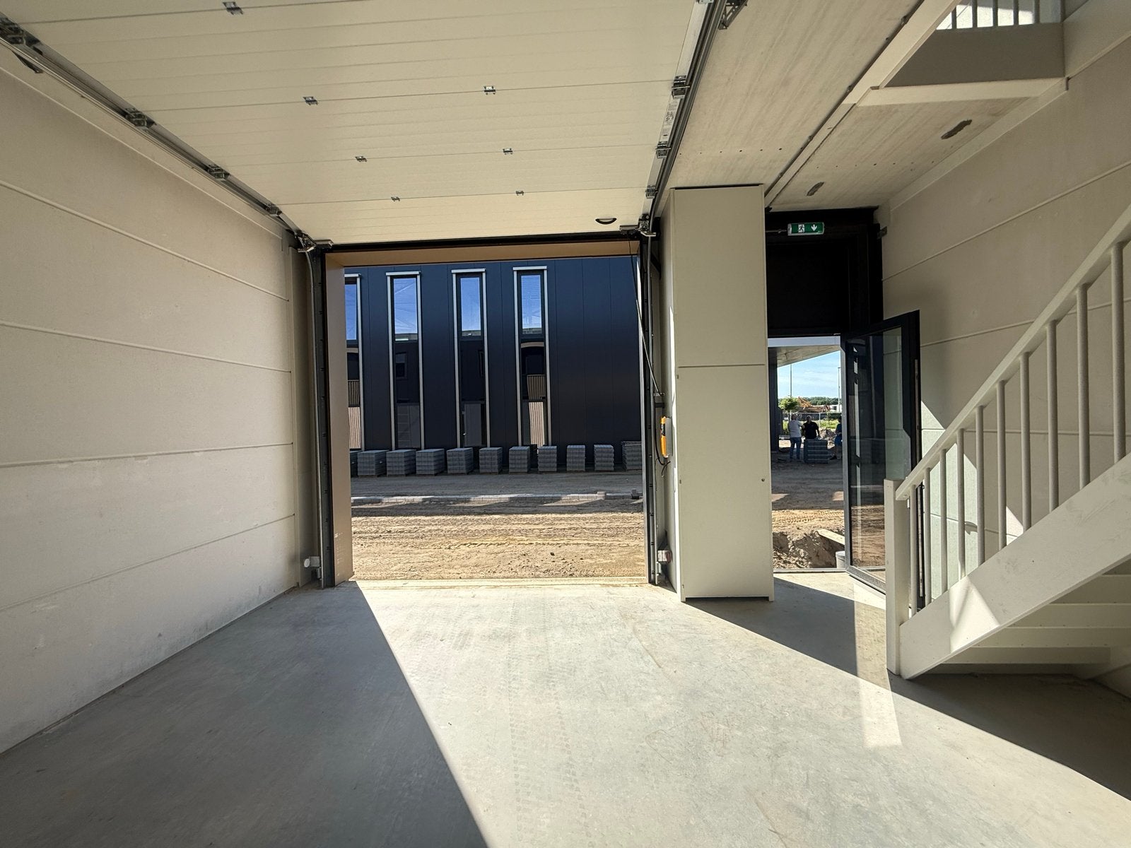 Moderne loods te huur met kantoorruimte en toilet, Huur, Bedrijfsruimte