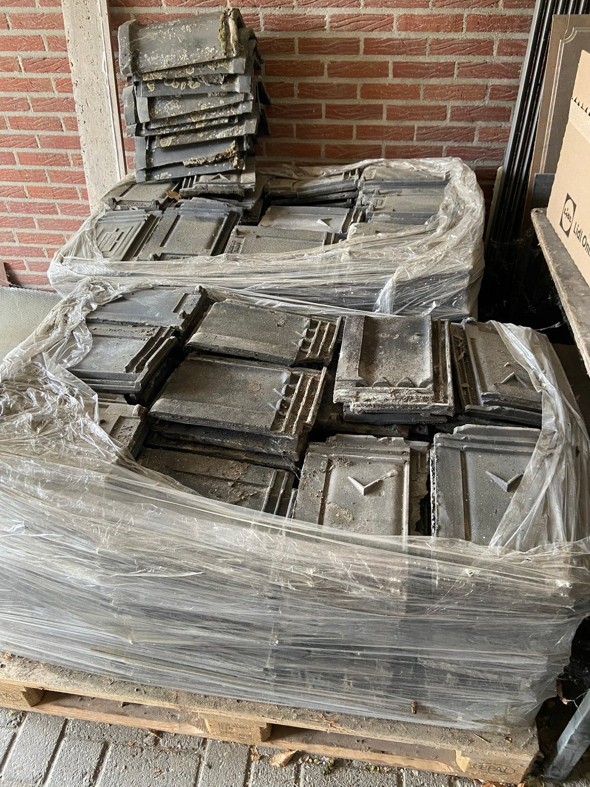 Tuile de noire dakpannen. 2 pallets goed vol, Doe-het-zelf en Verbouw, Dakpannen en Dakbedekking, Ophalen, Steen of Klei, Zo goed als nieuw