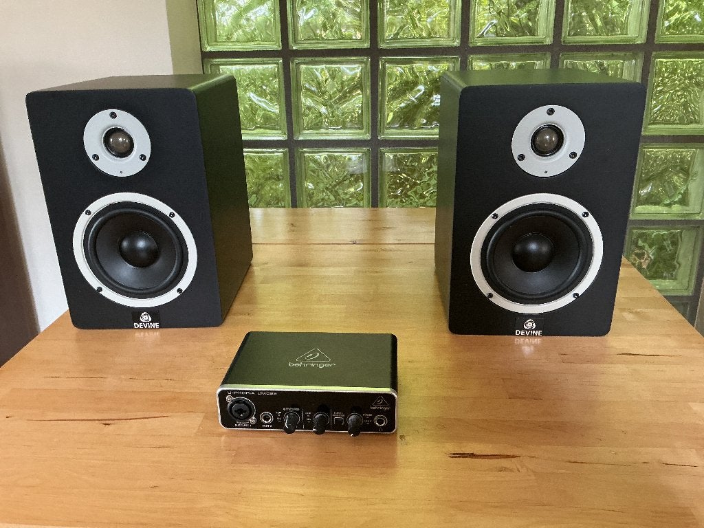 Devine monitor set met Beringer audio interface, Audio, Tv en Foto, Professionele Audio-, Tv- en Video-apparatuur, Zo goed als nieuw