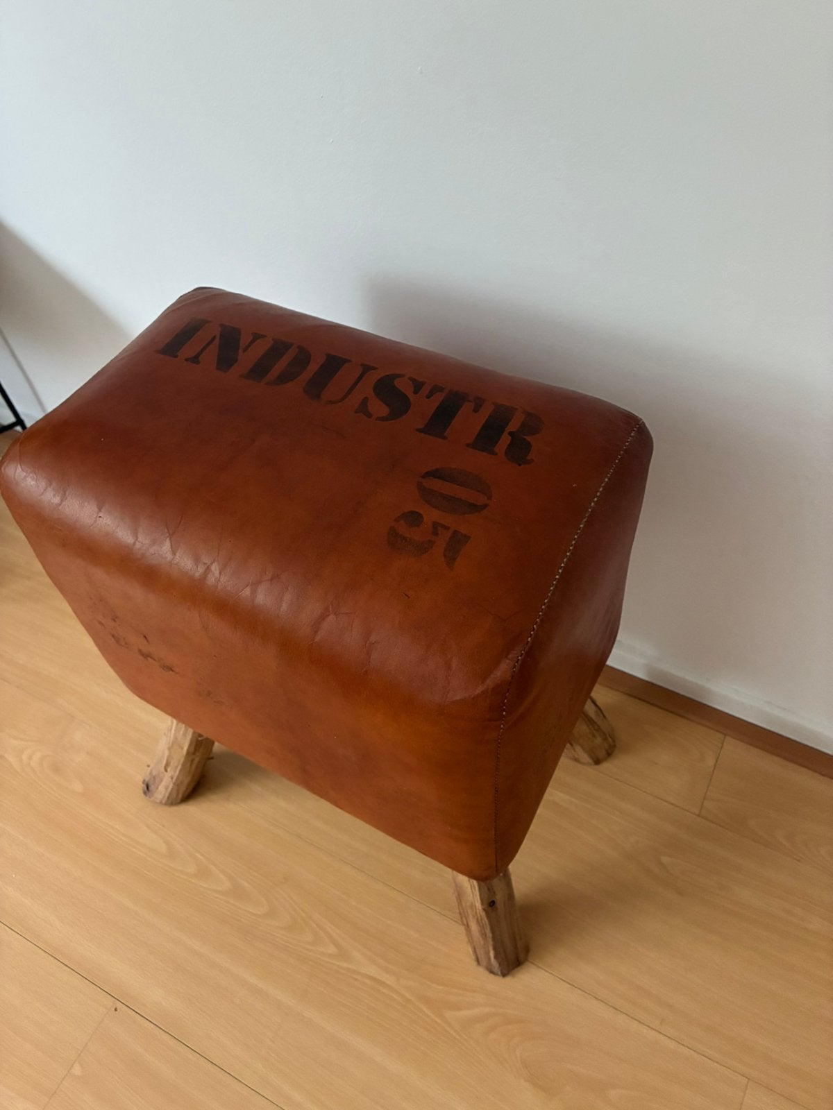 Vintage lederen bokje, cognac kleur, Minder dan 50 cm, Vintage, Leer, Ophalen of Verzenden