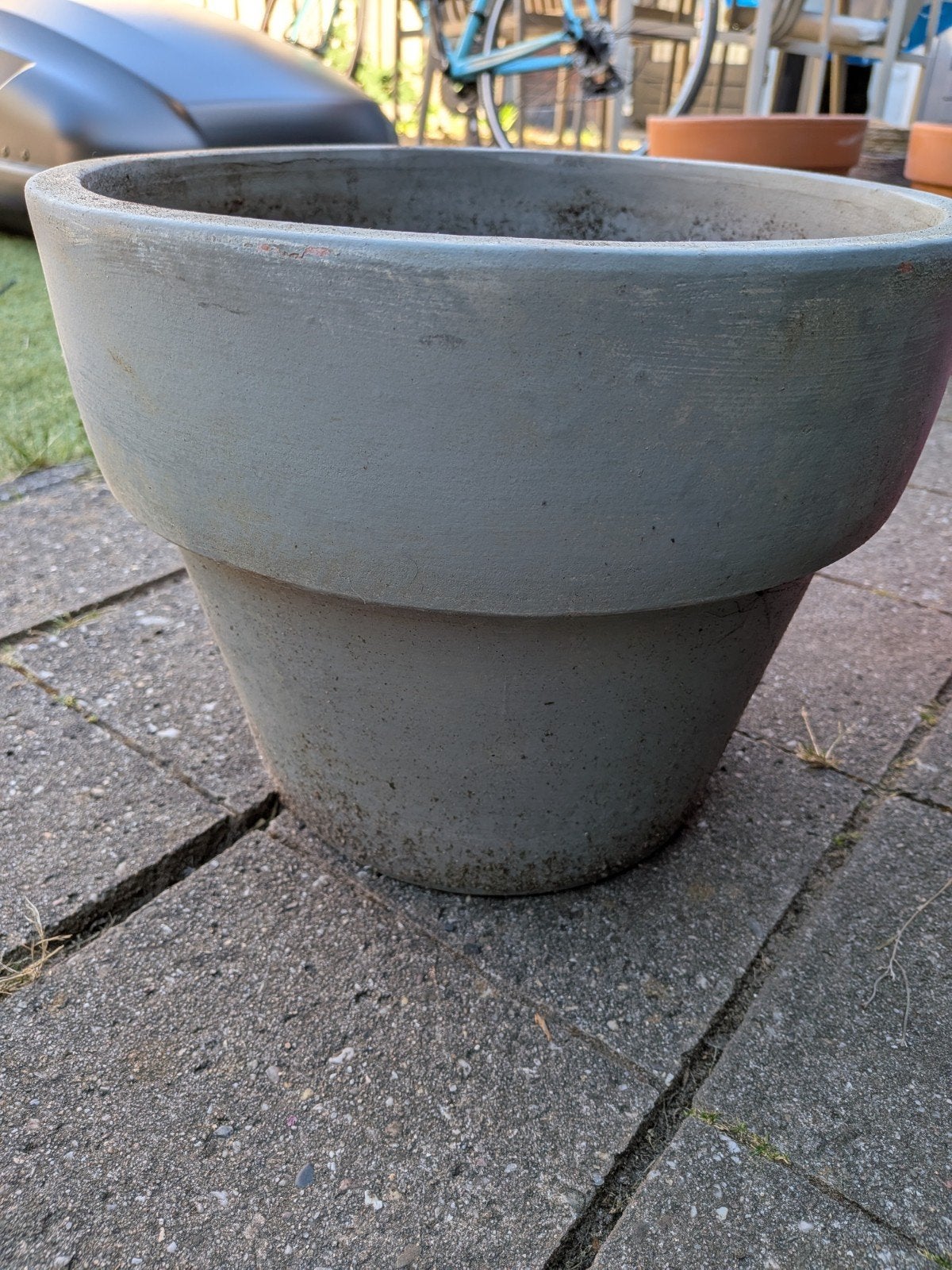 Grote grijze aardewerken bloempot, Steen, Gebruikt, Rond, Minder dan 40 cm