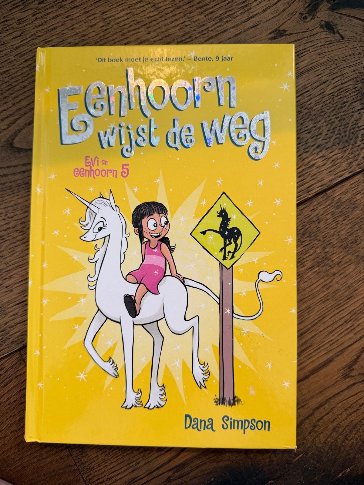 EVI en eenhoorn 5: Eenhoorn wijst de weg - Dana Simpson, Boeken, Ophalen of Verzenden, Zo goed als nieuw, Fictie