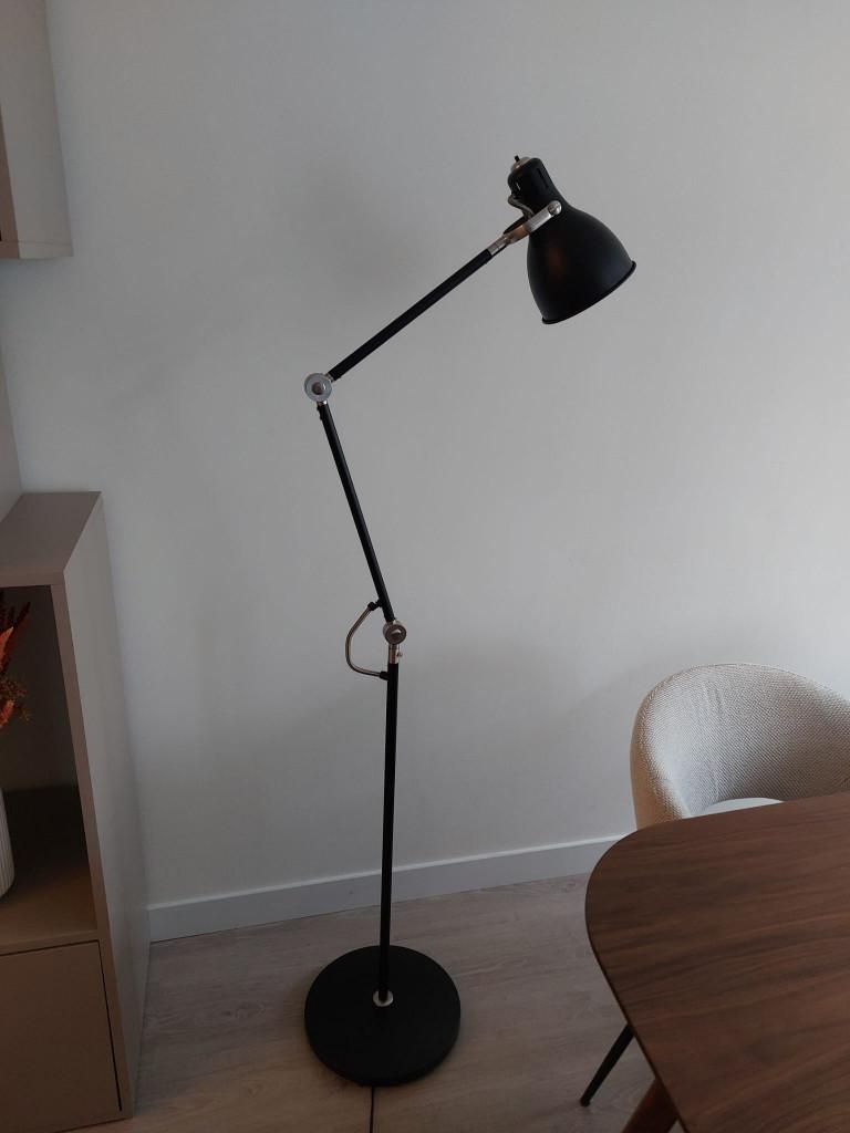 Vloerlamp IKEA aröd zwart, Ophalen, Zo goed als nieuw, Metaal, 100 tot 150 cm