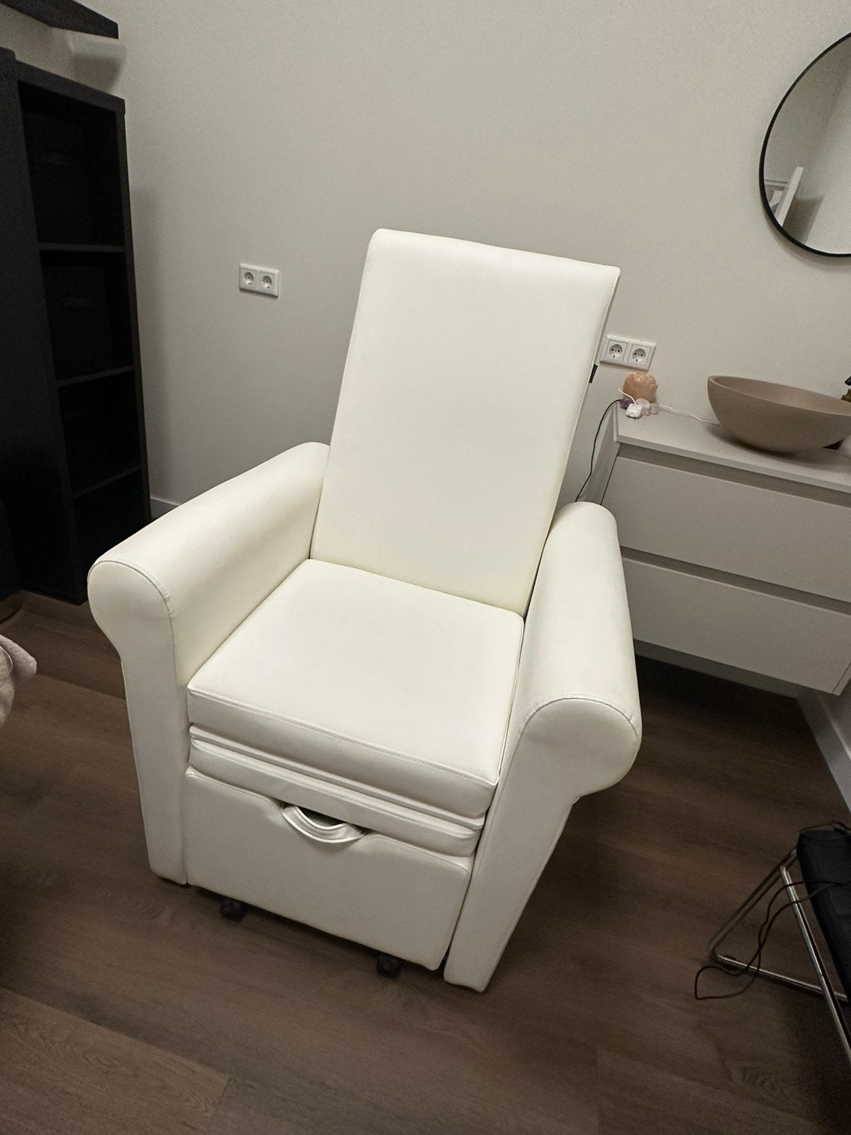Luxe pedicure-/behandelstoel incl voetenbankje & voetenbad, Ophalen, Zo goed als nieuw