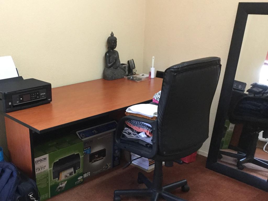 Desk and rotating chair, Ophalen, Zo goed als nieuw