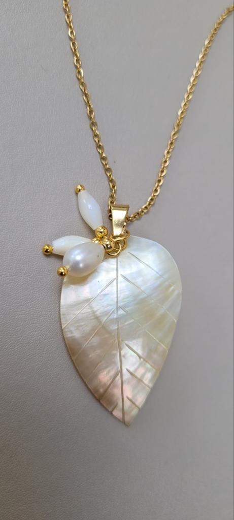 Parelmoer blad aan ketting, Overige materialen, Ophalen of Verzenden, Zo goed als nieuw, Met edelsteen