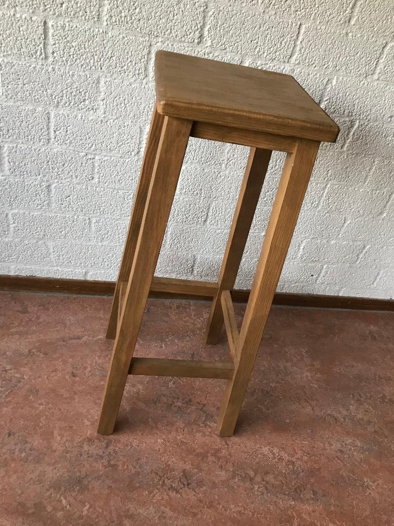 Nieuwe houten barkruk, Ophalen, 60 tot 90 cm, Nieuw, 1 kruk
