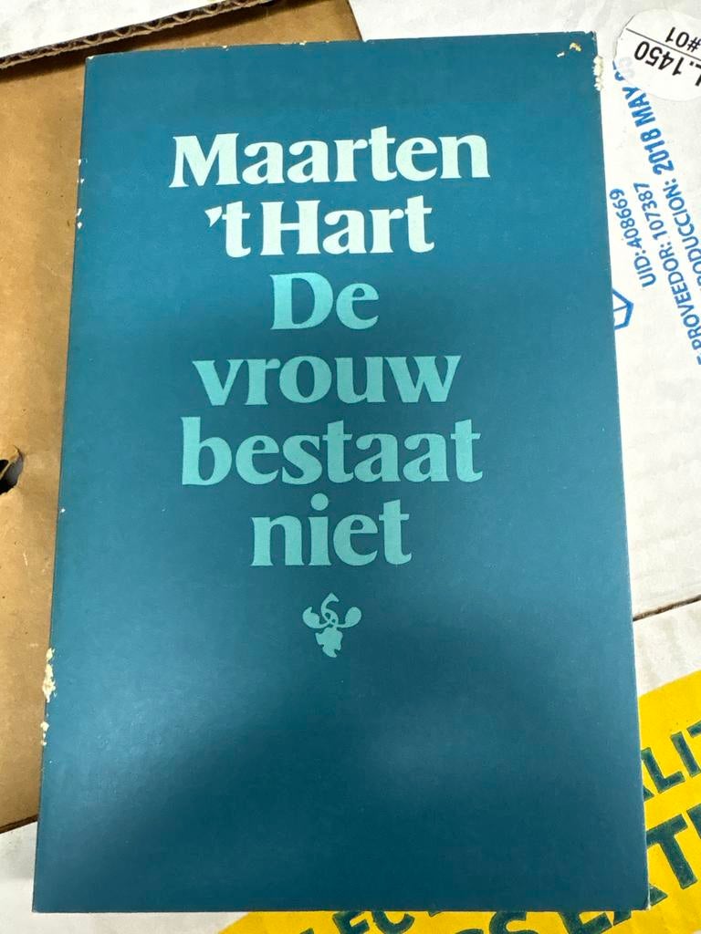 Maarten 't Hart - De vrouw bestaat niet, Ophalen of Verzenden, Gelezen, Nederland