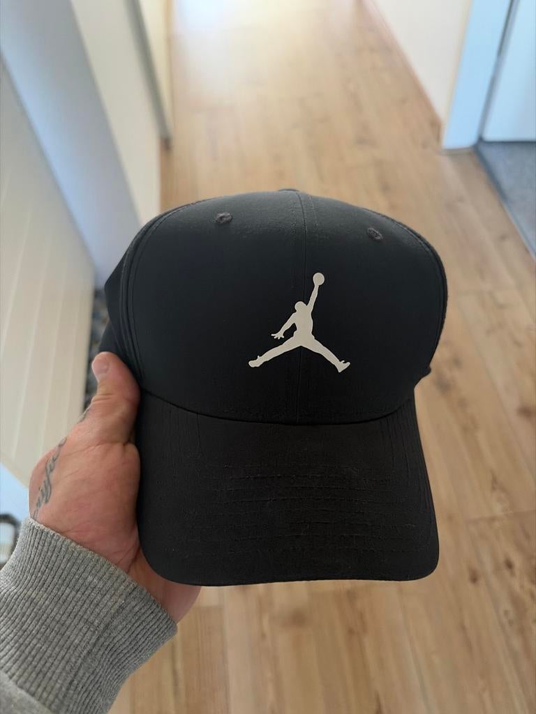 Zwarte Jordan pet met wit Jumpman logo, Kleding | Heren, Hoeden en Petten, Ophalen of Verzenden, Zo goed als nieuw, One size fits all