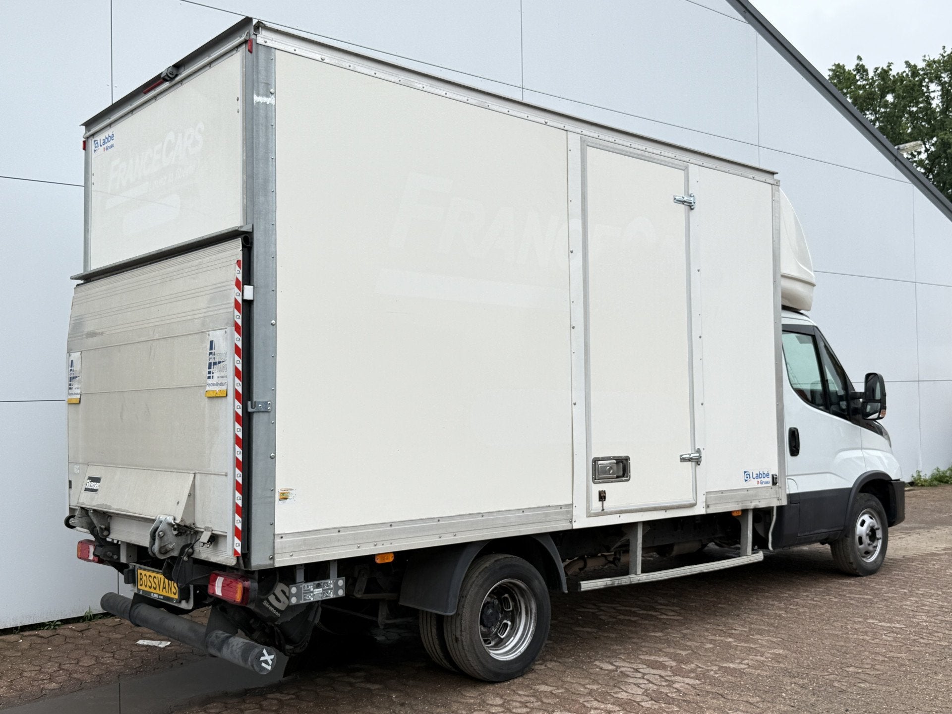 Iveco Daily 35C16 3.0 160PK Bakwagen Laadklep Zijdeur Camera, Auto's, Gebruikt, Zwart, 4 cilinders, Iveco