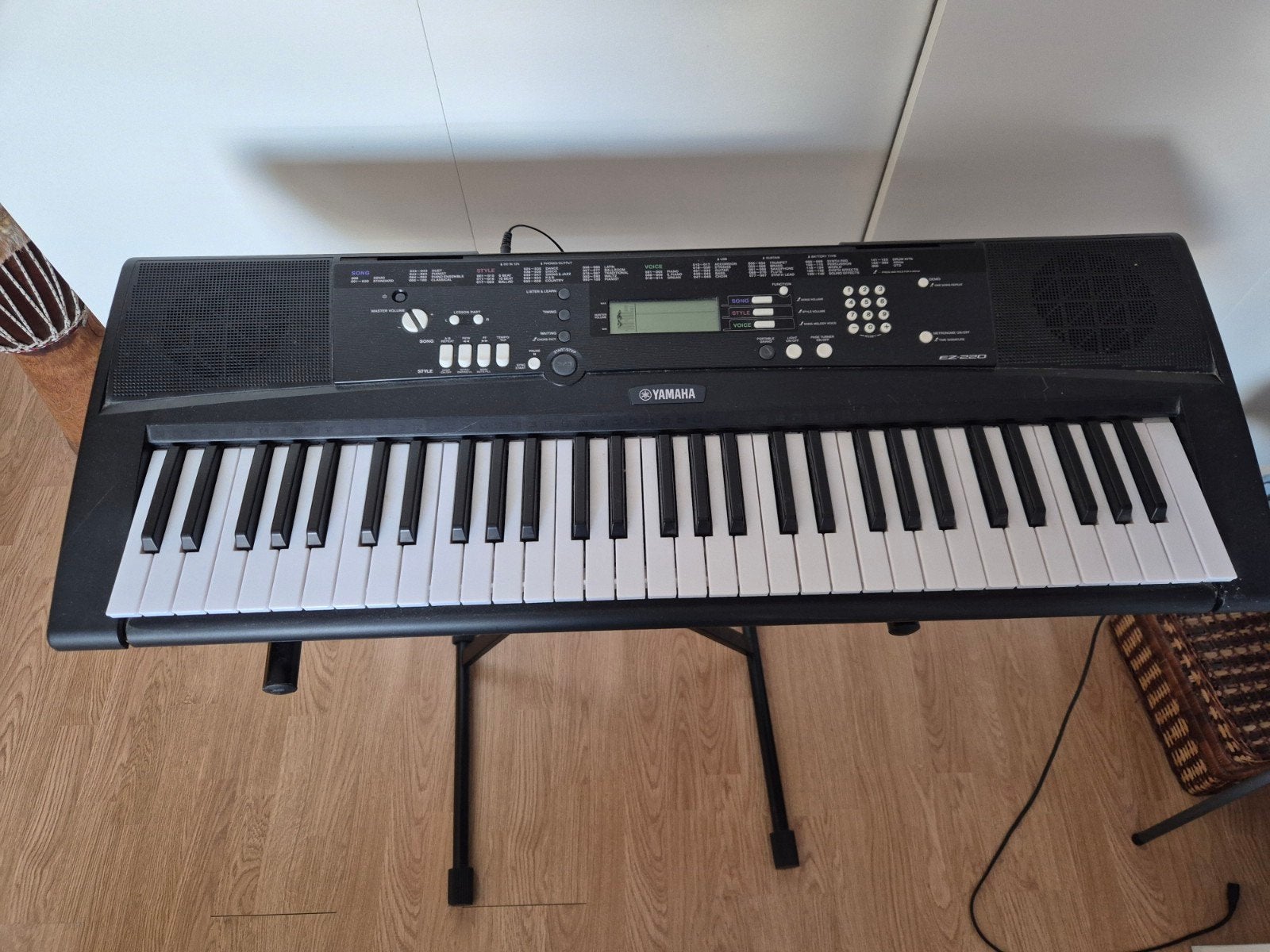Yamaha EZ-220 Keyboard met standaard en adapter, Ophalen, 61 toetsen, Yamaha, Aanslaggevoelig